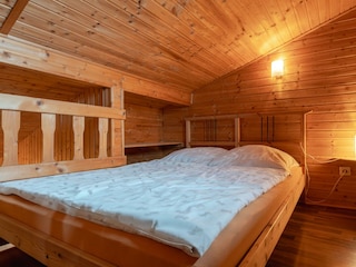 1. Doppelbett im Schlafbereich auf der Empore