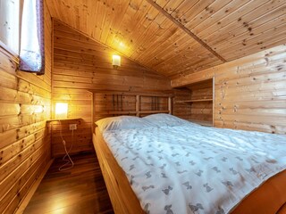 2. Doppelbett im Schlafbereich auf der Empore