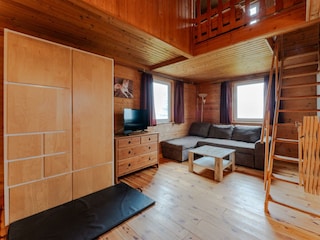 Wohnzimmerbereich mit Treppenaufgang zur Empore