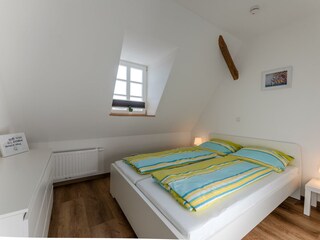 Schlafzimmer mit Doppelbett