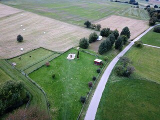 Blick auf die eingezäunten Freiläufe