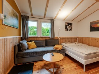 Couch und Bett im Wohnbereich