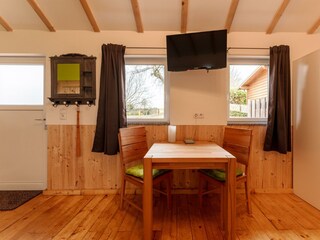 Esstisch mit zwei Stühlen und TV