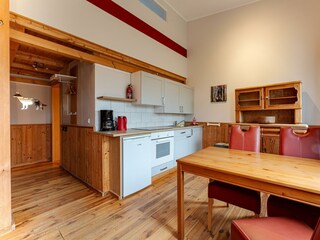 Küchenzeile mit Esstisch und vier Stühlen