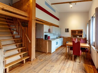 Wohn-Essbereich mit Treppe hoch zur Empore