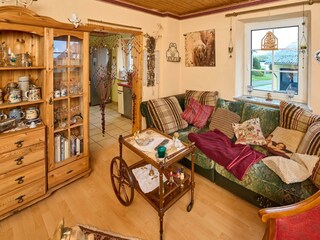 Wohn- und Fernsehzimmer mit Blick in die Küche