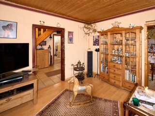 Wohn- und Fernsehzimmer mit Blick auf die Treppe