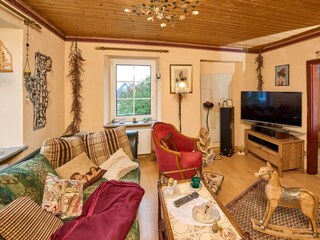Wohn- und Fernsehzimmer mit Blick Dorfstraße
