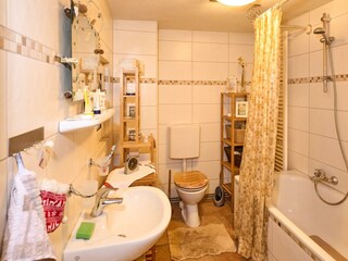 Bad mit WC und Badewanne + integrierter Dusche