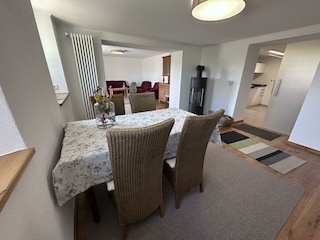 Blick ins Wohnzimmer und die Küche