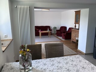 Blick vom Esszimmer ins Wohnzimmer