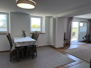 Geräumiger Esstisch