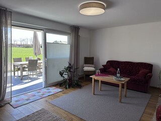 Blick vom Wohnzimmer auf die Terasse