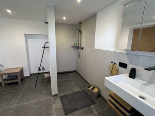 Geräumige Dusche