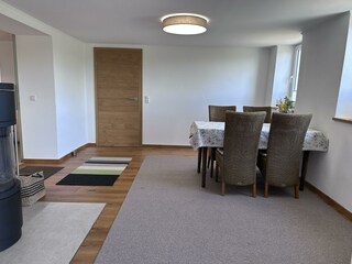 Blick aus dem Wohnzimmer ins Esszimmer