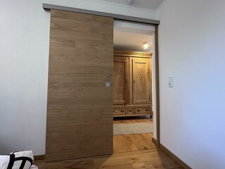 Alter Bauernschrank auf dem Flur