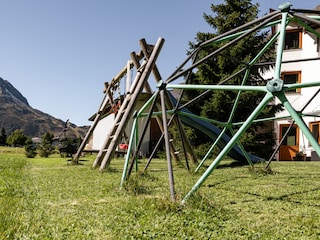 Spielplatz beim Haus, Sommer, Kinder