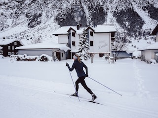 Winterurlaub, Loipeneinstieg beim Haus