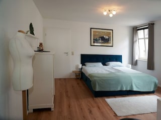 Großes Schlafzimmer