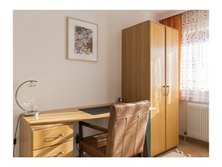EG Schlafzimmer 1, Schreibtisch & Schrank
