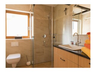 EG: WC, ebenerdige Dusche, Waschtisch