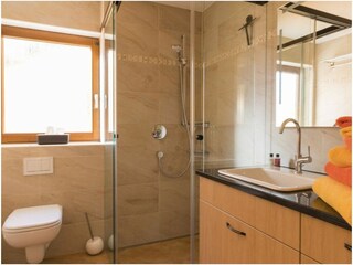WC, ebenerdige Dusche, Waschtisch
