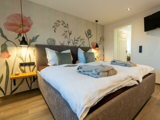 Florales Schlafzimmer inkl. TV