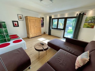 Zugang vom Wohnzimmer zur einladenden Terrasse und zum Gästegarten