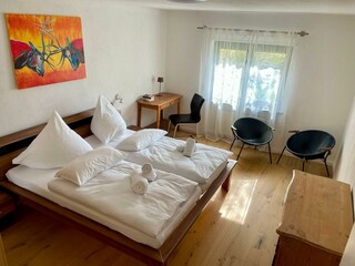 Großes Schlafzimmer mit Doppelbett