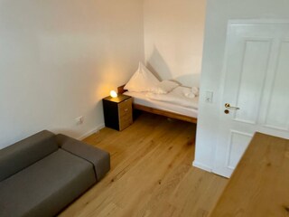 Zweites Schlafzimmer mit Einzelbett und Schlafcouch