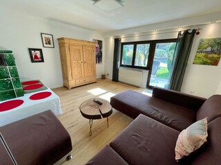 Zugang vom Wohnzimmer zur einladenden Terrasse und zum Gästegarten