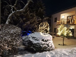 Winterlicher Außenbereich der Ferienwohnung