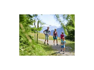 Familie_wandert_im_Brandnertal_(c)_Alex_Kaiser_-_A