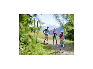 Familie_wandert_im_Brandnertal_(c)_Alex_Kaiser_-_A