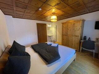 Zimmer 5 - Doppelzimmer mit Gemeinschaftsbad