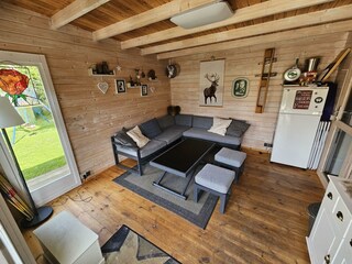 Sitzgelegenheit im Gartenhaus bei schlechtem Wette