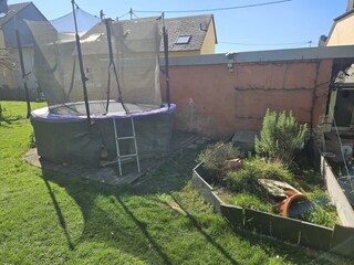 Trampolin und Schildkrötengehege