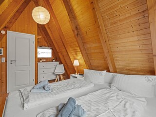 Schlafzimmer unter dem Spitzdach