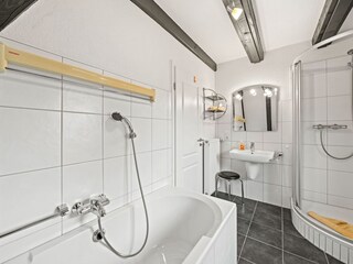 Badezimmer mit Badewanne und Dusche