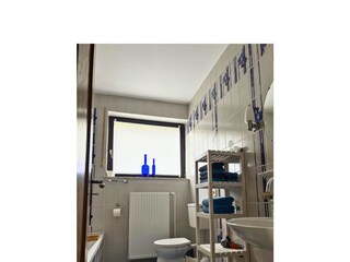 Badezimmer mit Badewanne und Duschkabine