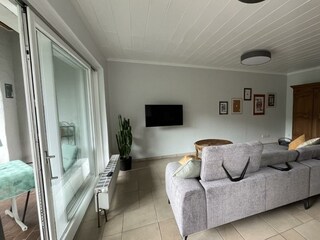 Wohnimmer mit Zugang zur Terrasse