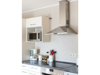 Küche mit Herd und Mikrowelle