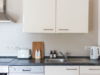 Küche mit Geschirrspüler, Toaster und Wasserkocher