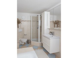 Bad mit Dusche und Wanne