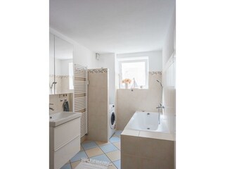 Bad mit Waschmaschine und Trockner