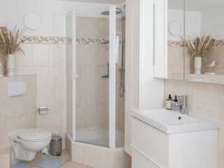 Bad mit Dusche und Wanne