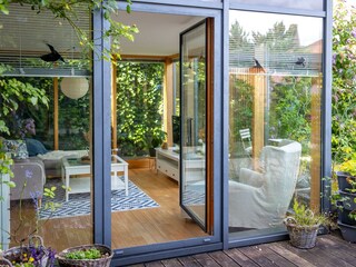 Wohnbereich mit Terrasse im Hintergrund