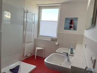 modernes Hauptbadezimmer