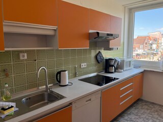 Küche mit Blick über die Einkaufsstraße