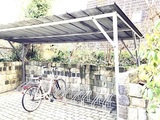 Fahrradständer hinterm Haus
